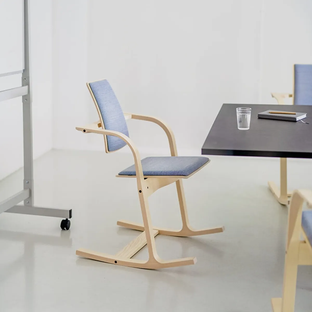 Actulum Varier® - Fauteuil de bureau ergonomique à bascule en tissu et bois — vue 3