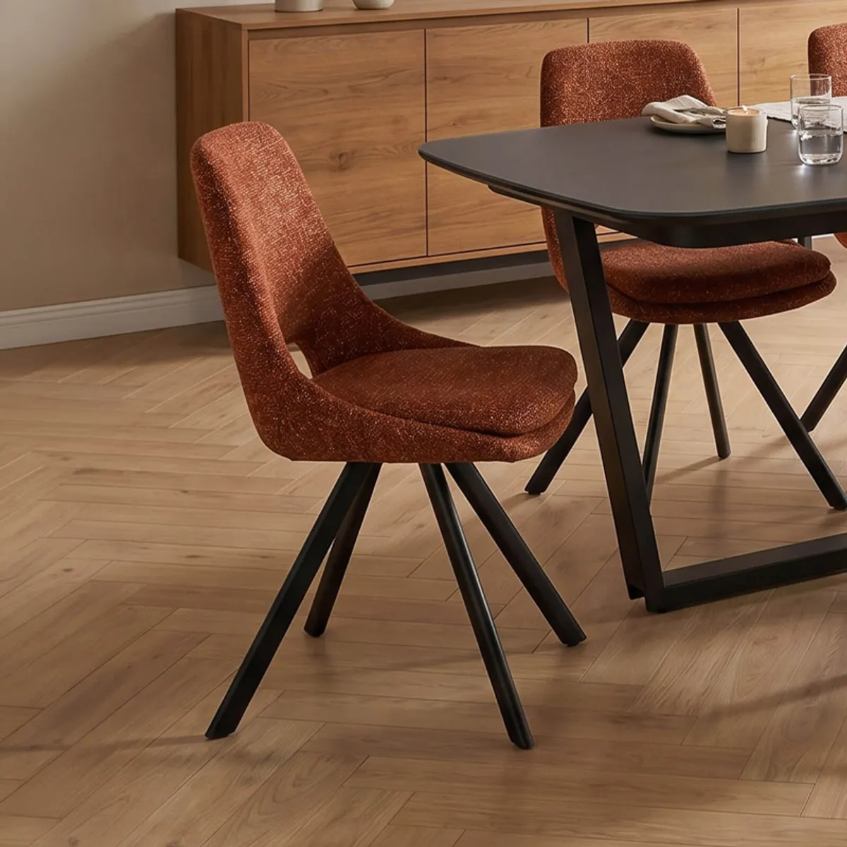 Alizée - Chaise moderne en tissu rembourrée pieds en métal