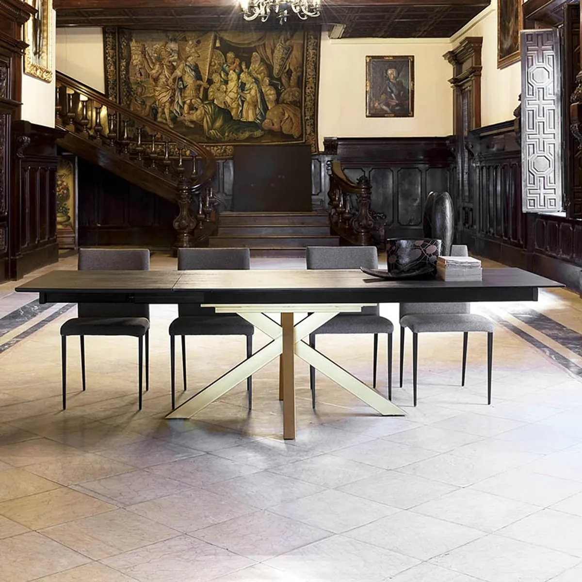 Moon - Table design extensible en Dekton avec pied central