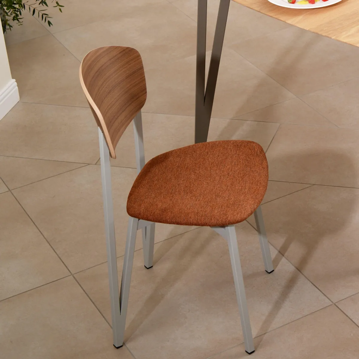 Artémis Carrier® - Chaise design française assise en tissu, dossier bois et pieds en métal — vue 5