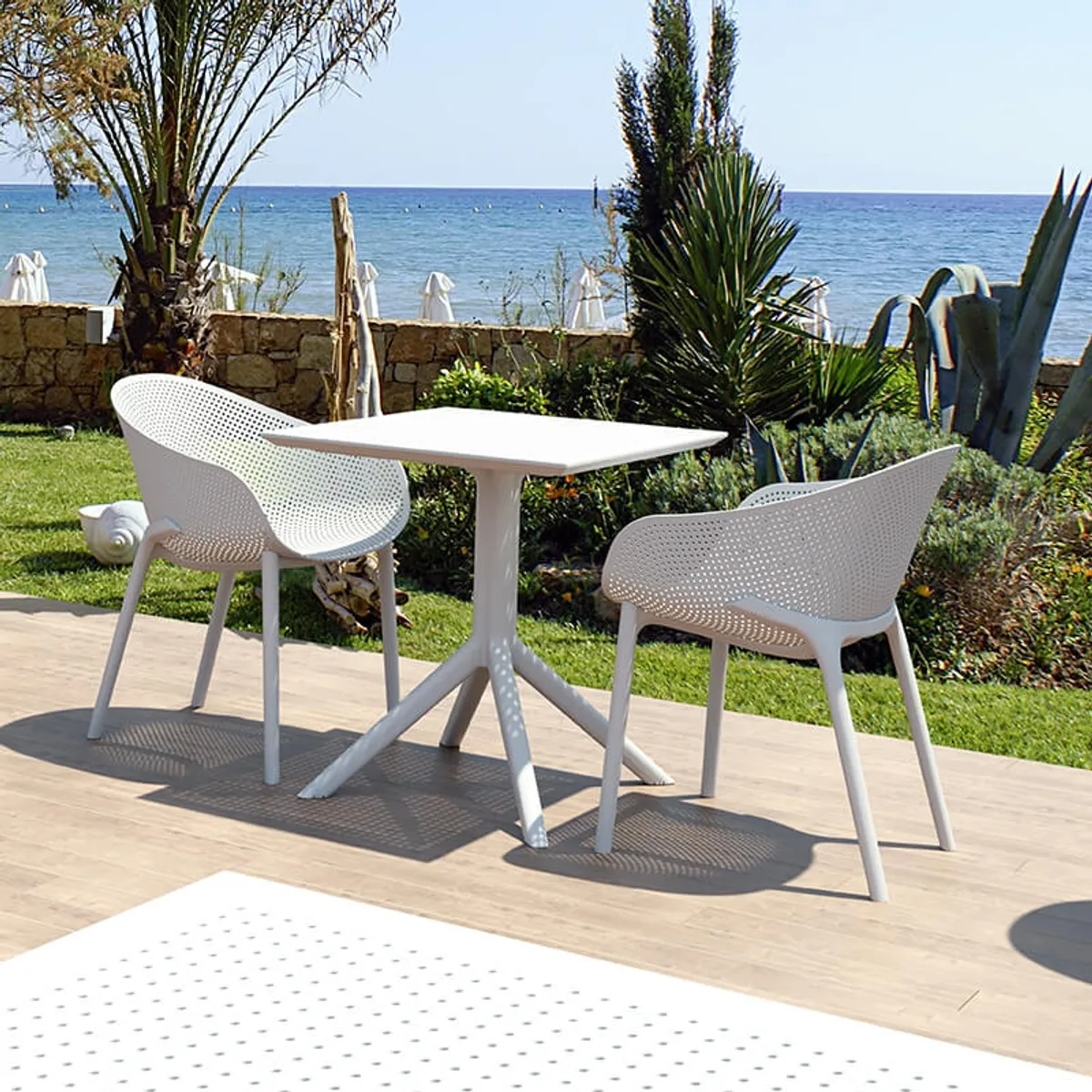 Sky - Petite table de jardin carrée en résine