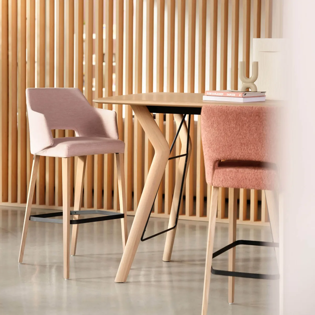 Lena Mobitec ® - Tabouret de bar en tissu avec accoudoirs et pieds en bois