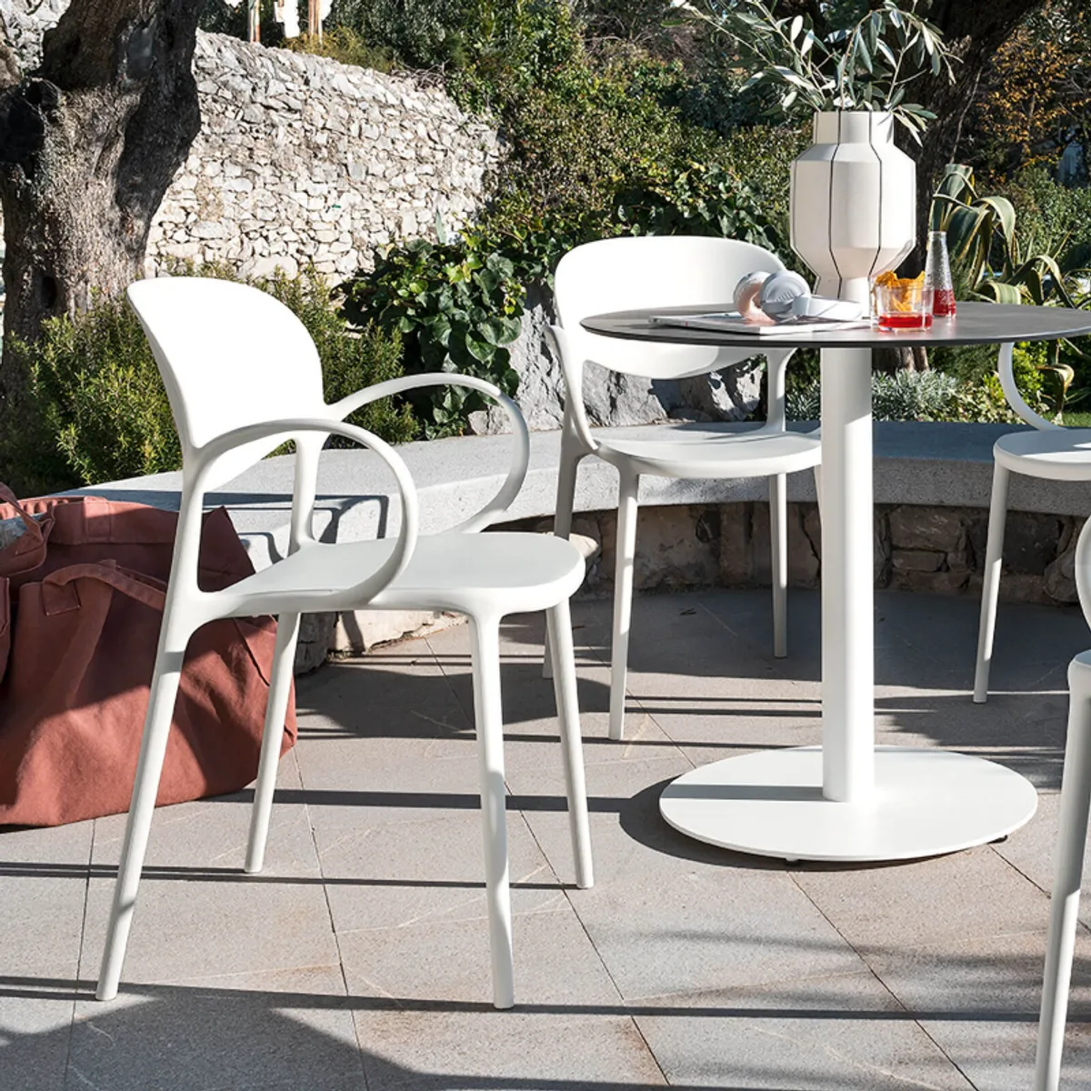 Abby Connubia® - Fauteuil de jardin empilable en polypropylène recyclé