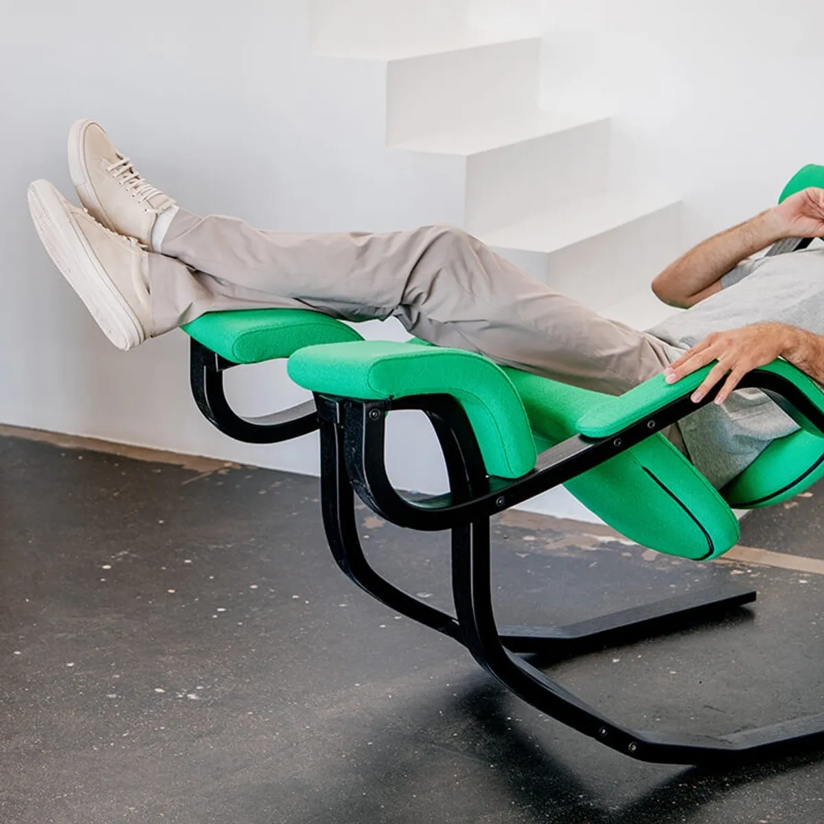 Gravity Varier® - Fauteuil de relaxation en tissu et bois — vue 5
