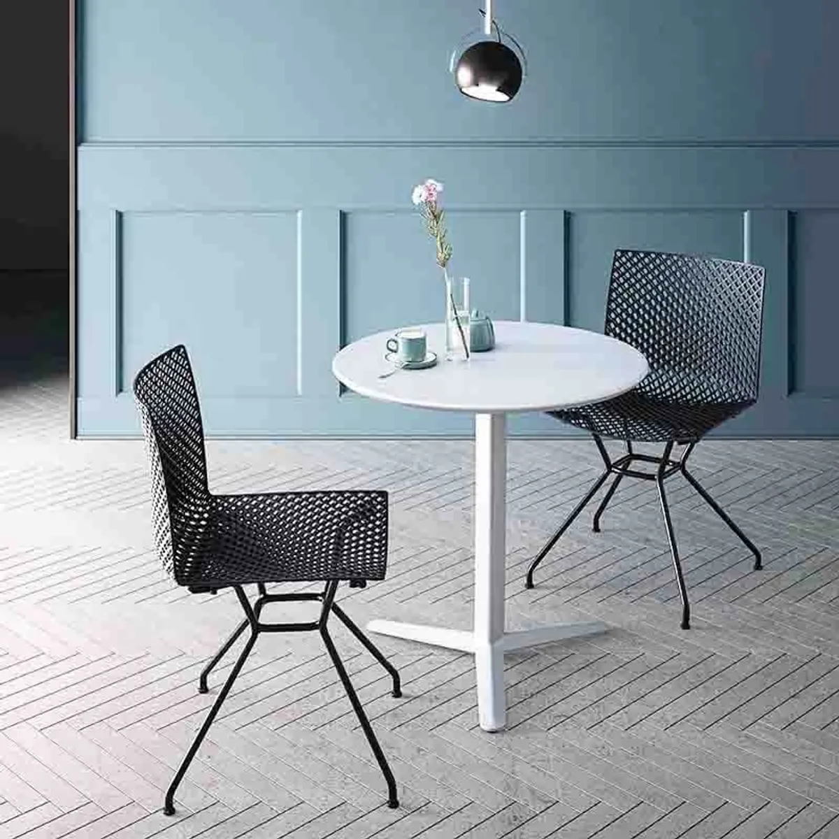 Fuller TC - Chaise design italien microperforée avec pieds en métal