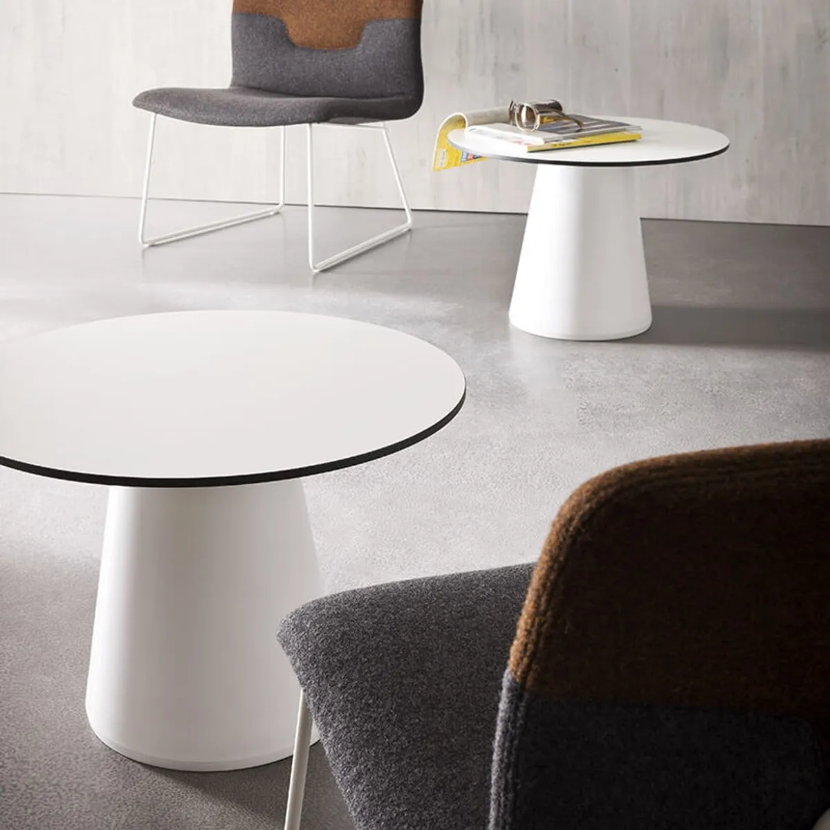 Roller H55 - Table d'appoint ronde design italien à pied central