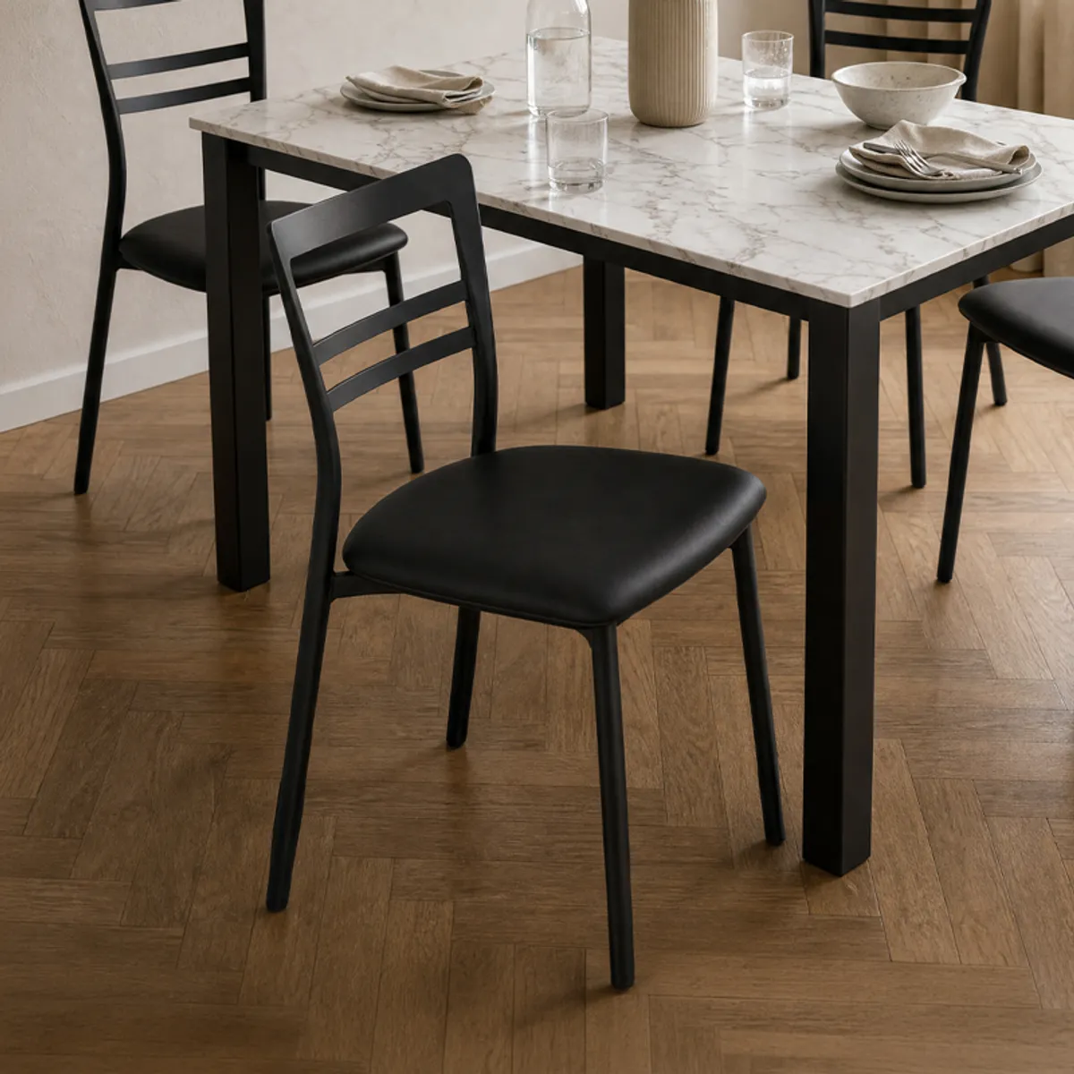 Go 1419 - Chaise de cuisine rembourrée en synthétique et métal