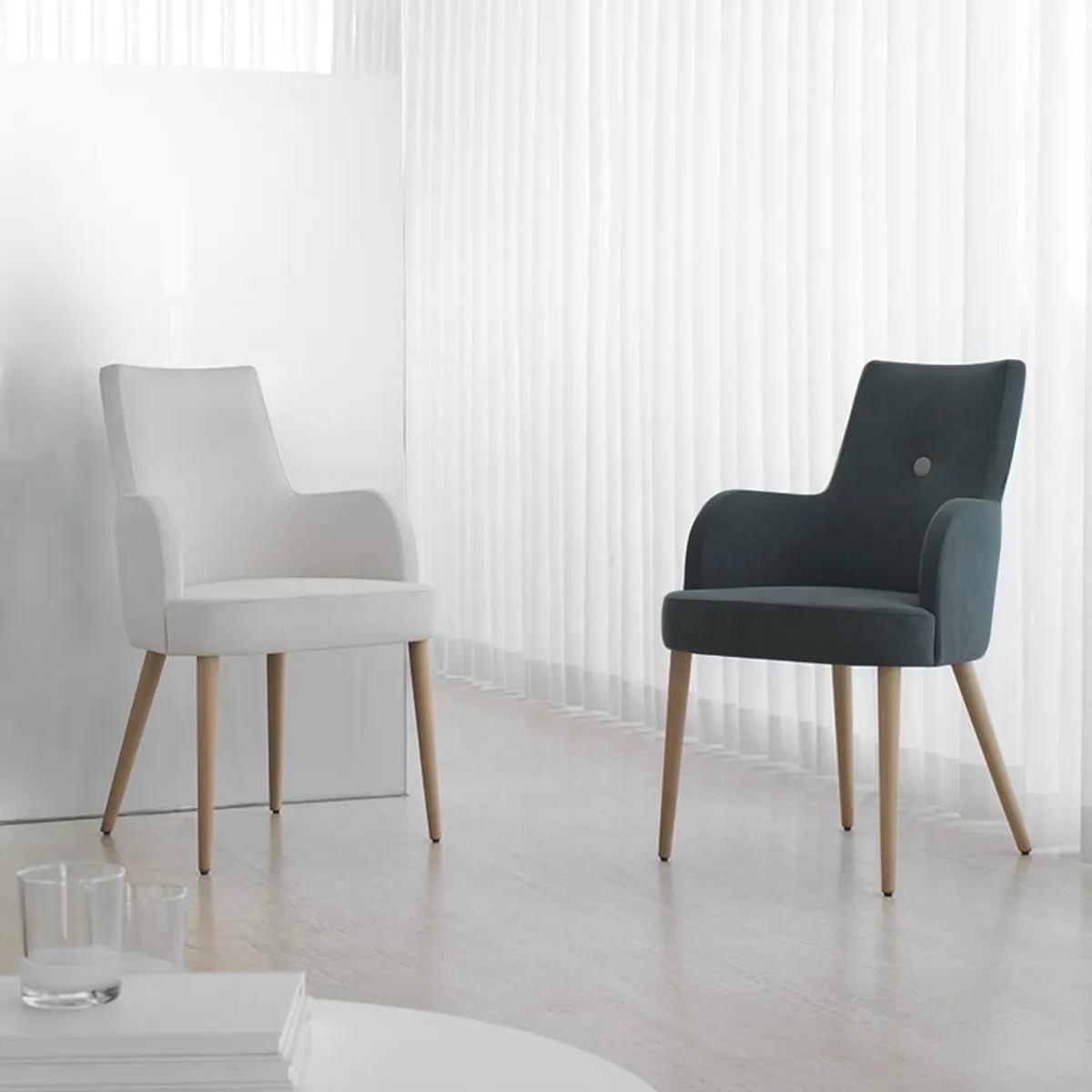 Brisa Bridge - Fauteuil confortable en tissu et pieds bois — vue 3