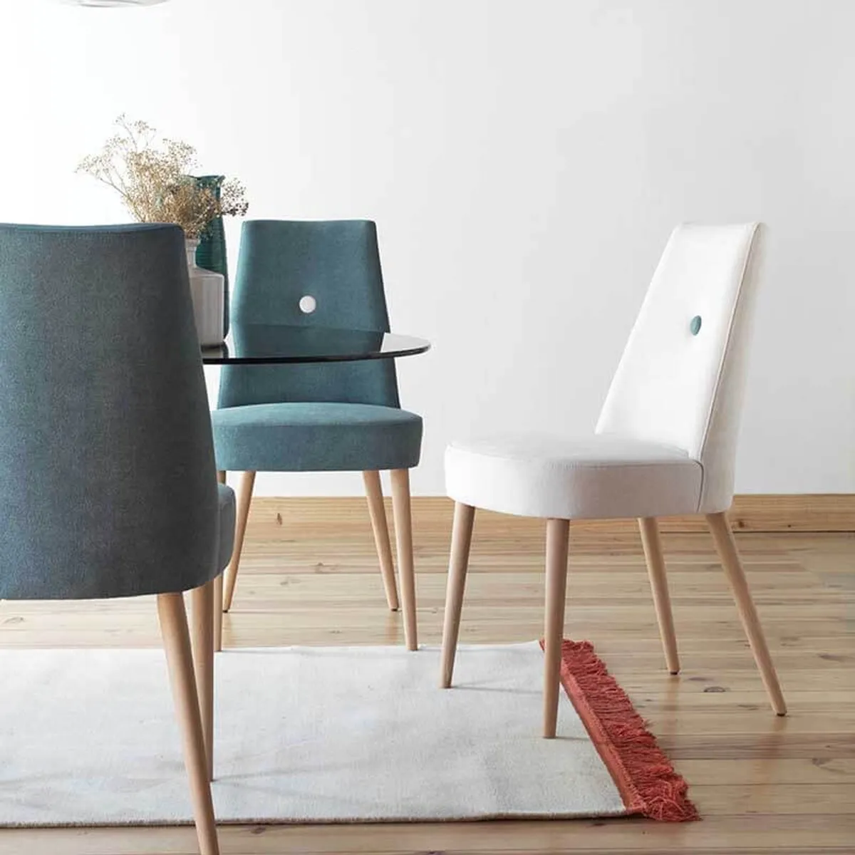 Brisa - Chaise confortable en tissu pieds bois — vue 3