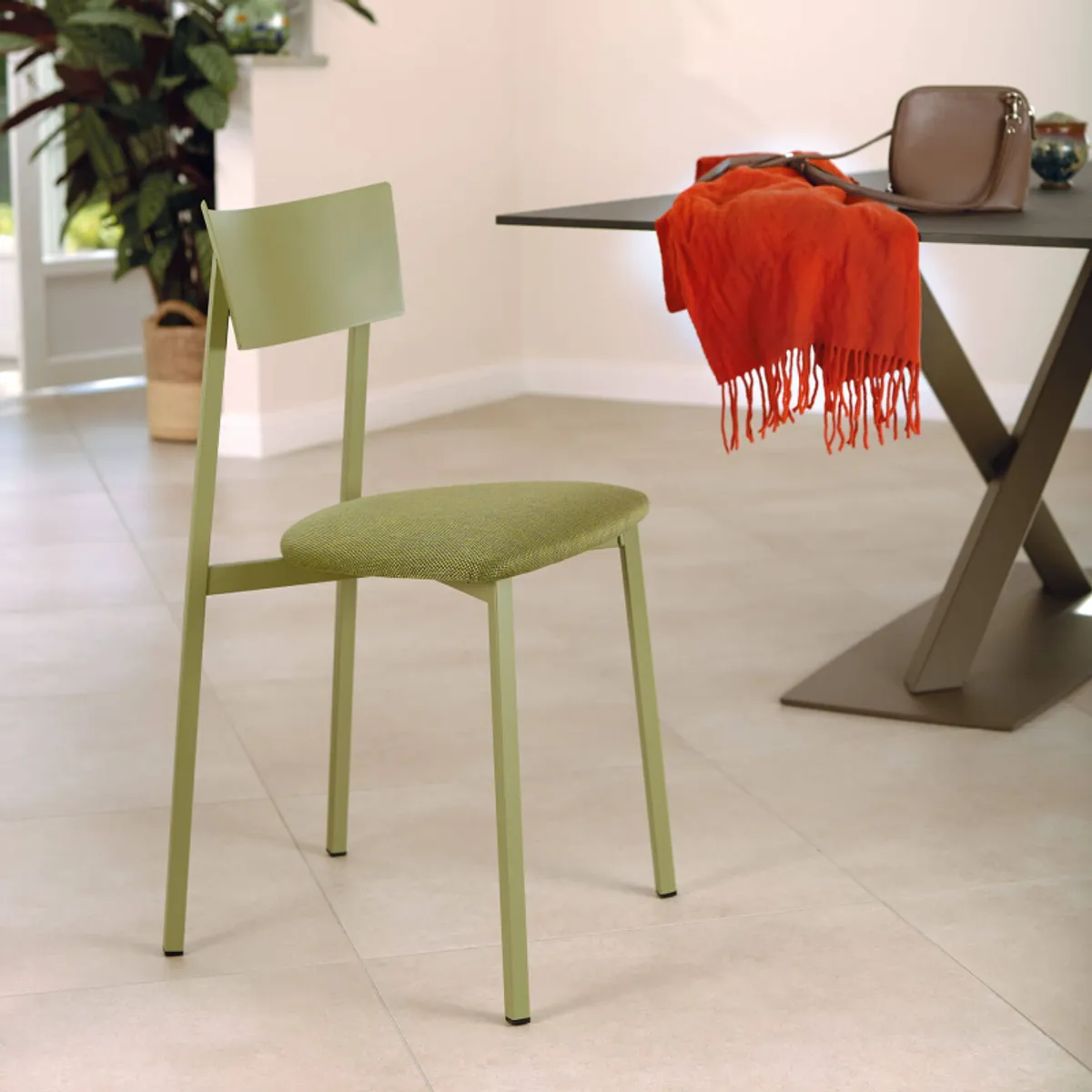 Anémone Carrier® - Chaise française avec assise en tissu rembourrée et dossier métal