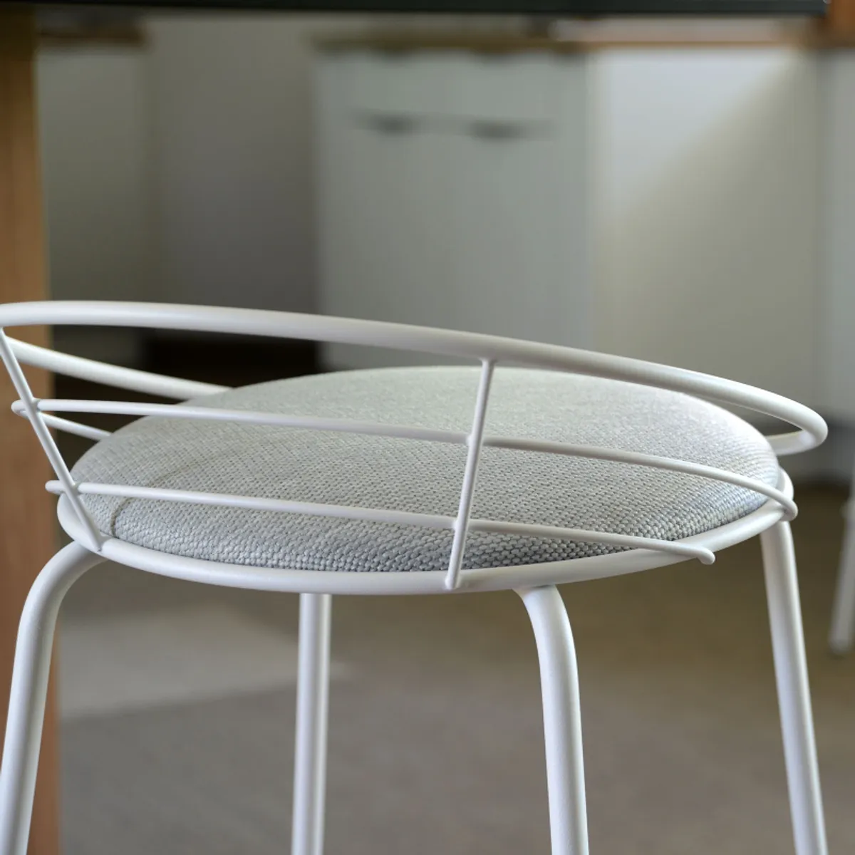 Yaël Carrier® - Tabouret haut français rembourré en métal et tissu — vue 3