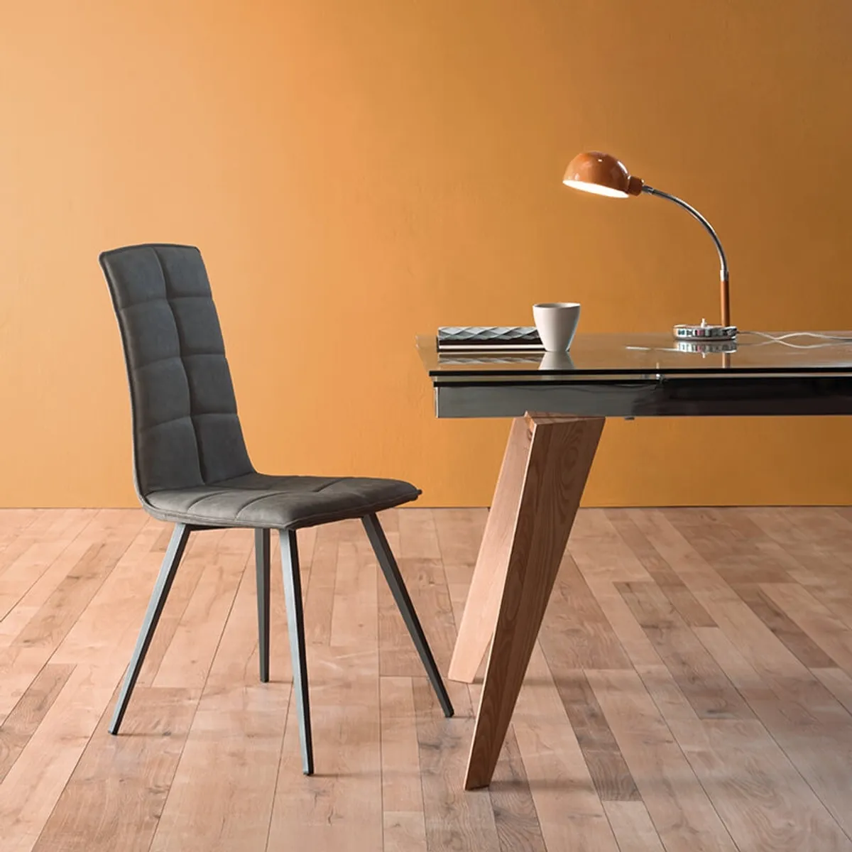 Oregon - Chaise matelassée italienne avec pieds en métal