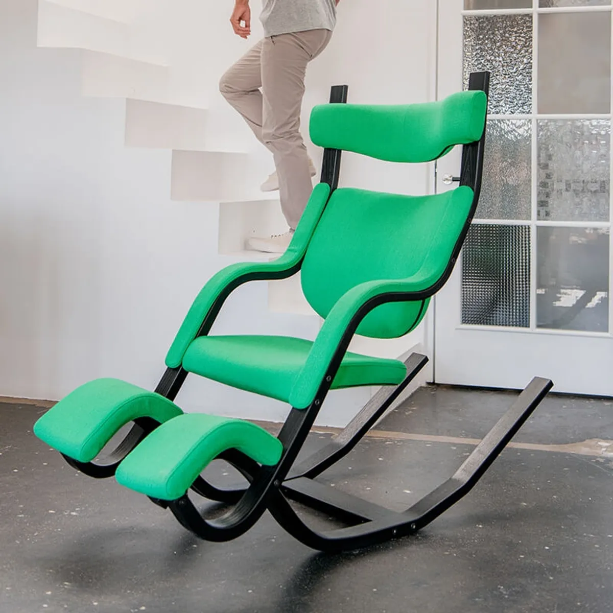 Gravity Varier® - Fauteuil de relaxation en tissu et bois — vue 4