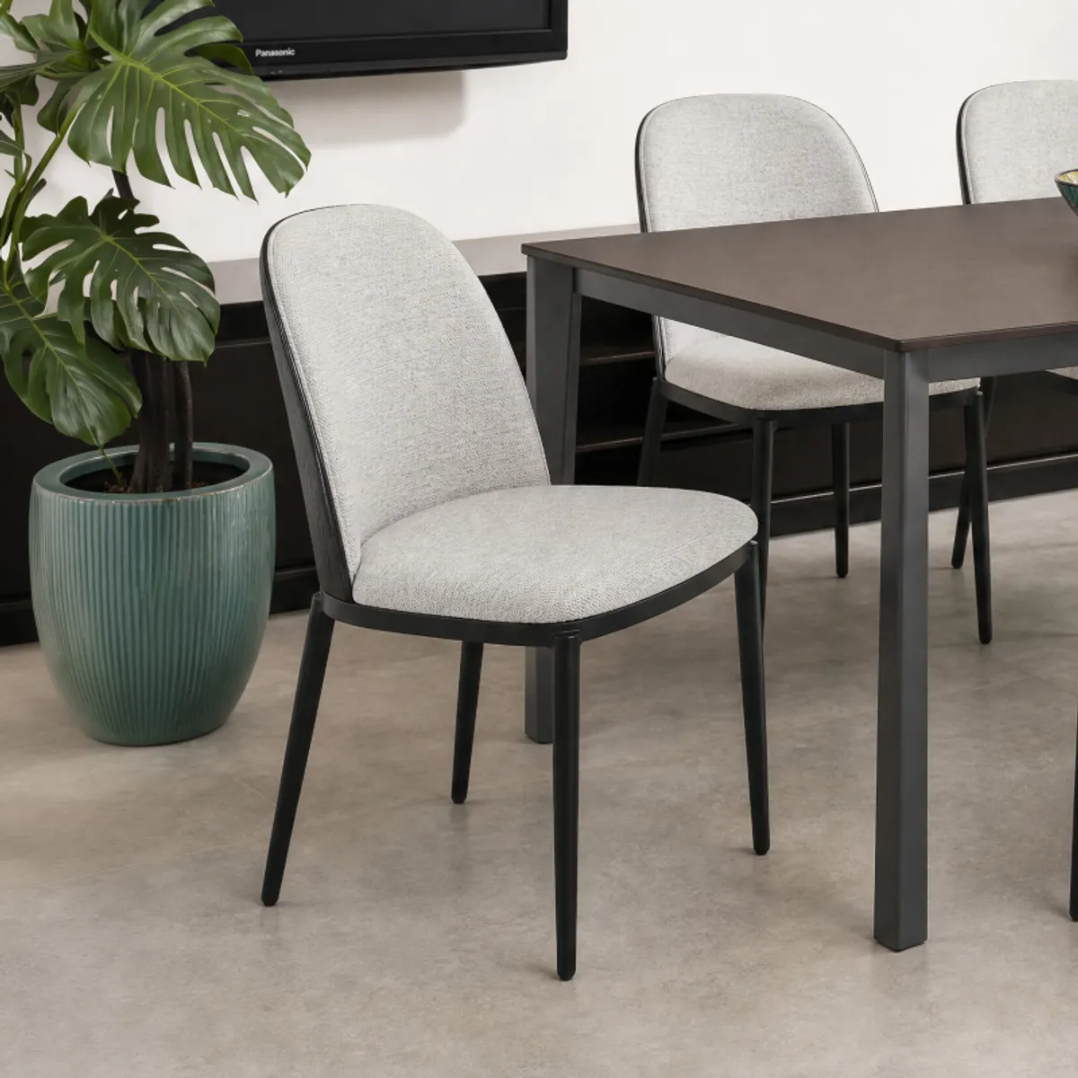 Simone - Chaise bimatière en tissu dossier bois avec pieds en métal
