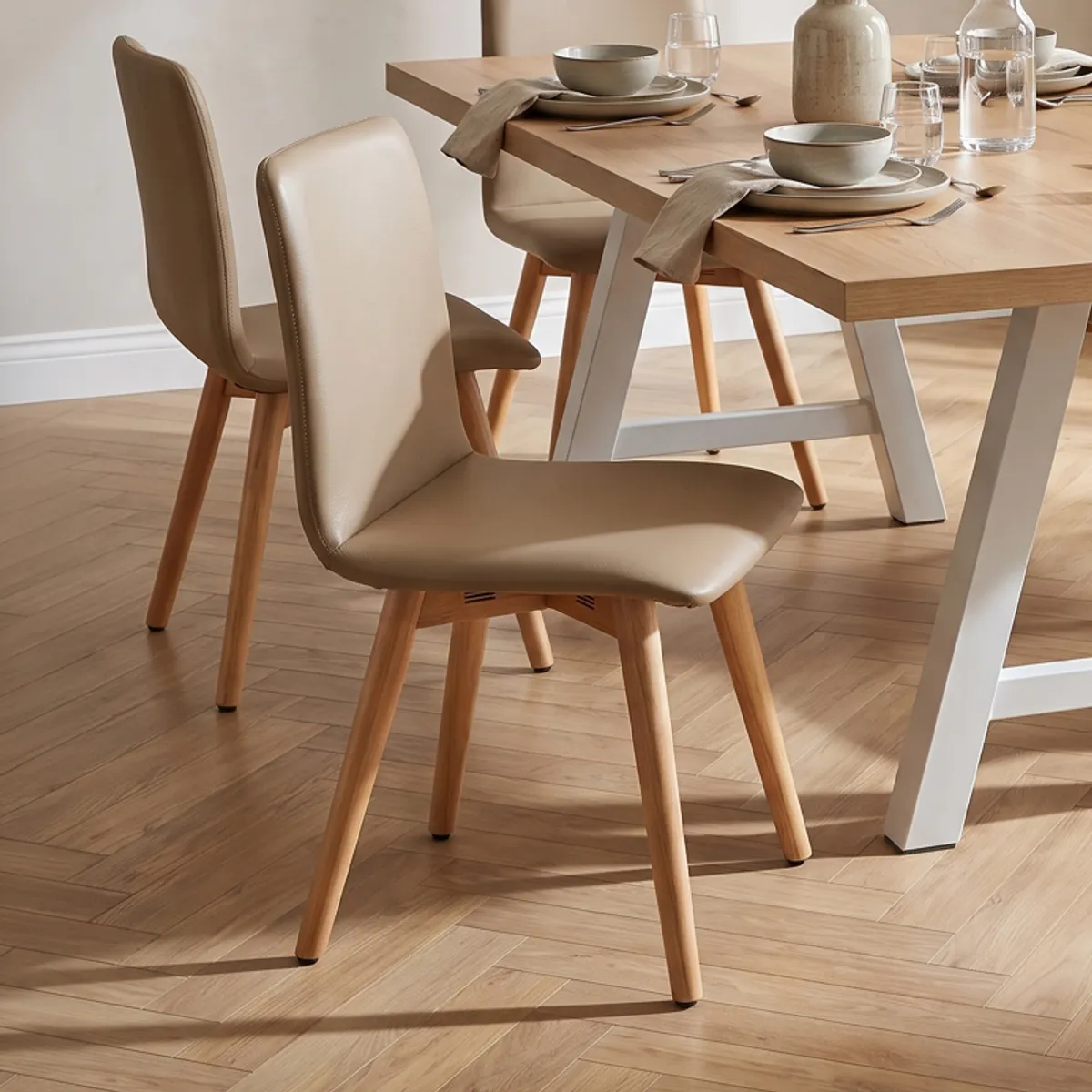 Plaza - Chaise moderne rembourrée avec pieds en bois coniques