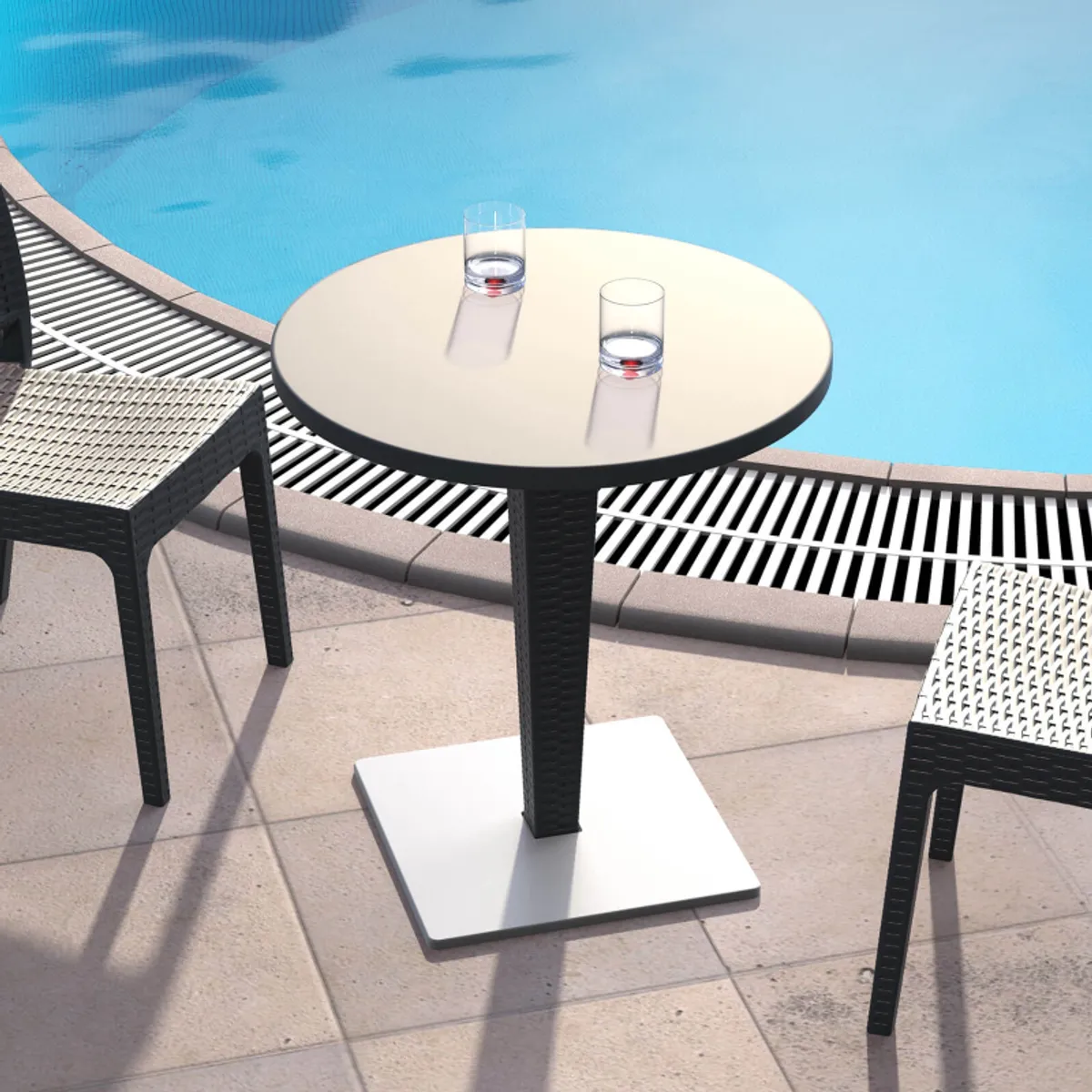 Riva - Table de jardin ronde en résine tressée et plateau werzalit