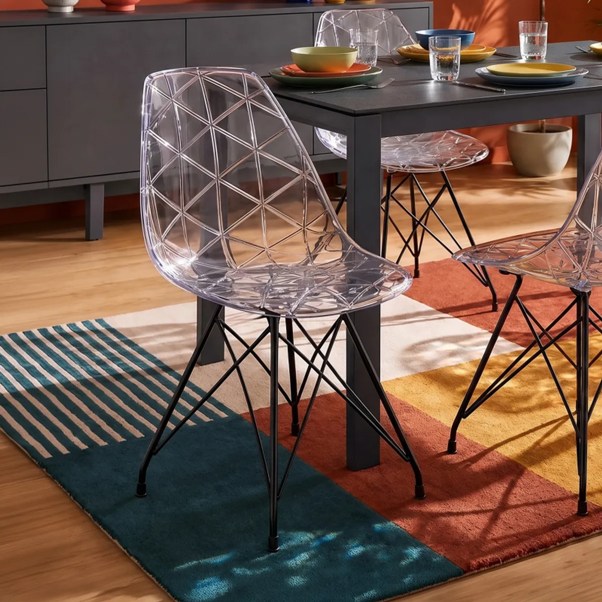 Prisma - Chaise design coque transparente avec pieds eiffel en métal noir