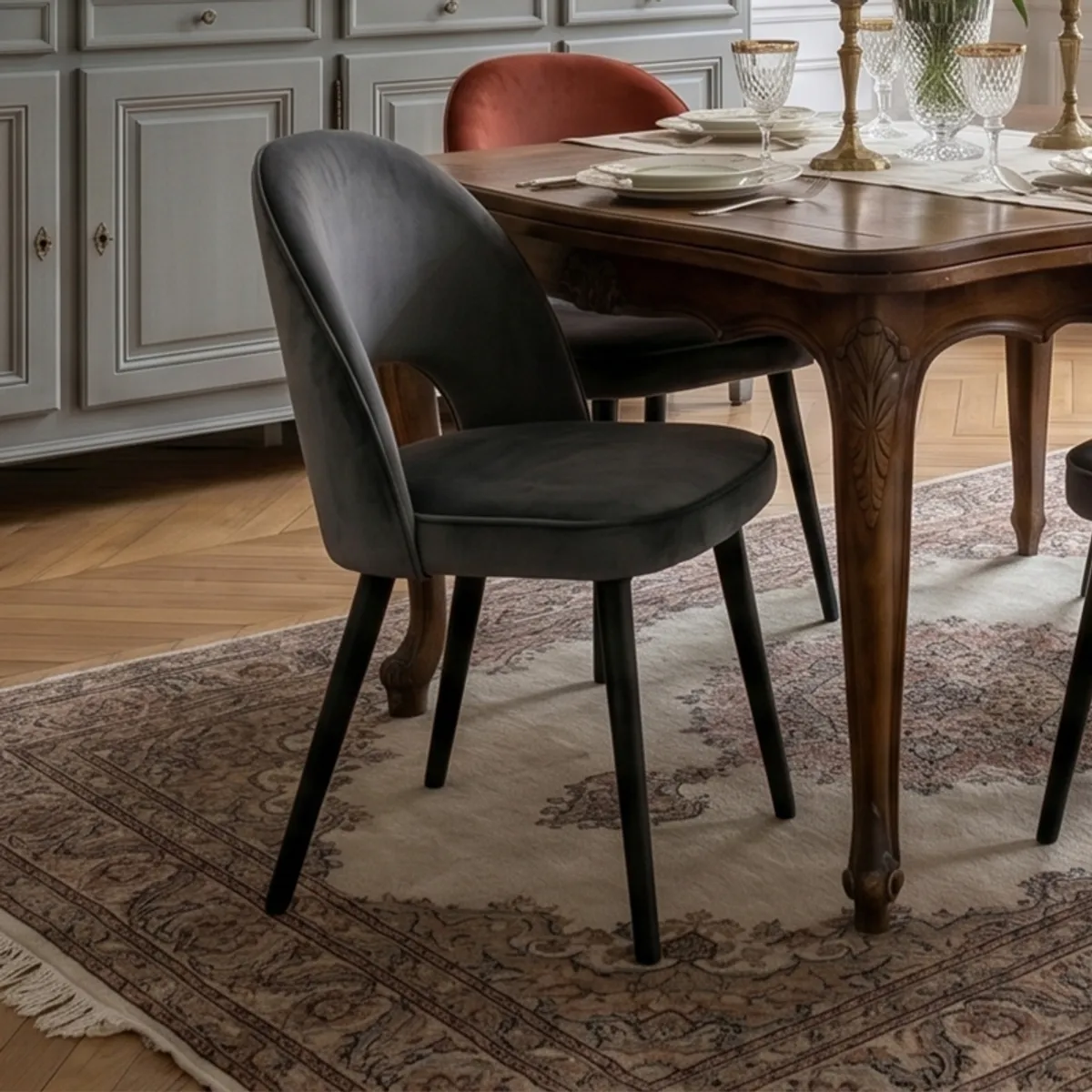 Bistrot - Chaise cosy avec dossier ajouré en tissu et pieds bois
