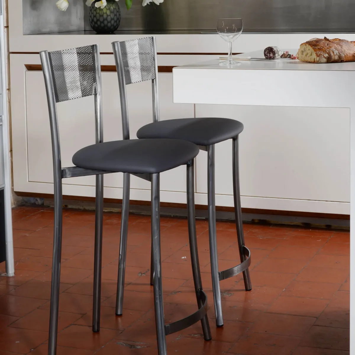 Wasabi Carrier® - Tabouret haut en simili et structure en métal fabrication française