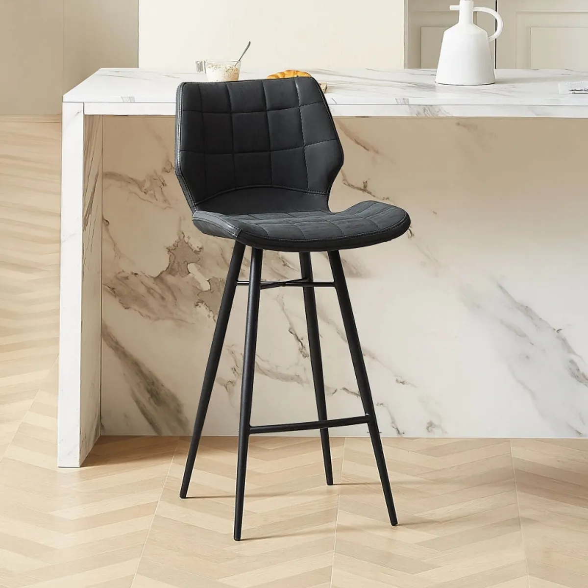 Impia - Tabouret design coque matelassée patinée et pieds en métal noir