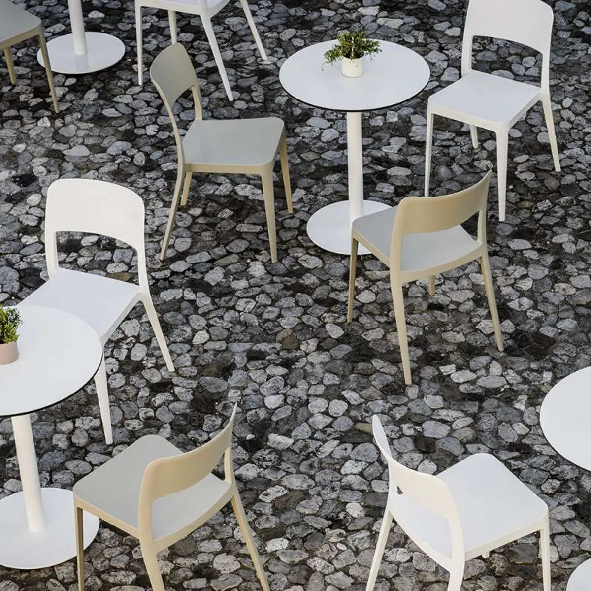 Nené Midj® - Chaise de terrasse empilable en polypropylène