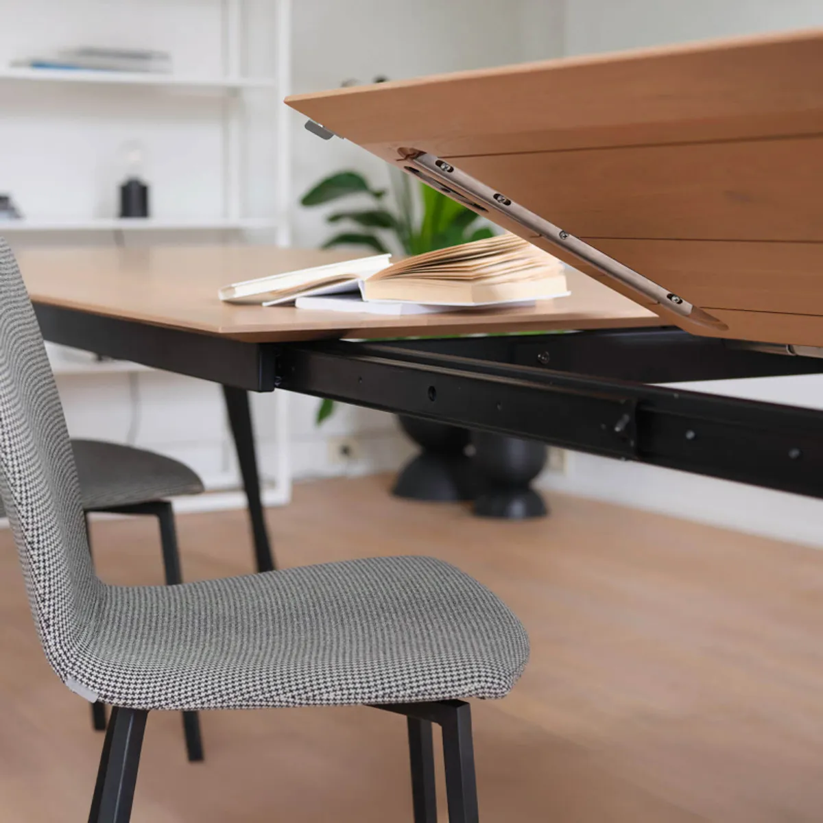 Brest Mobitec® - Table en bois massif extensible avec pieds en métal forme épingle — vue 4