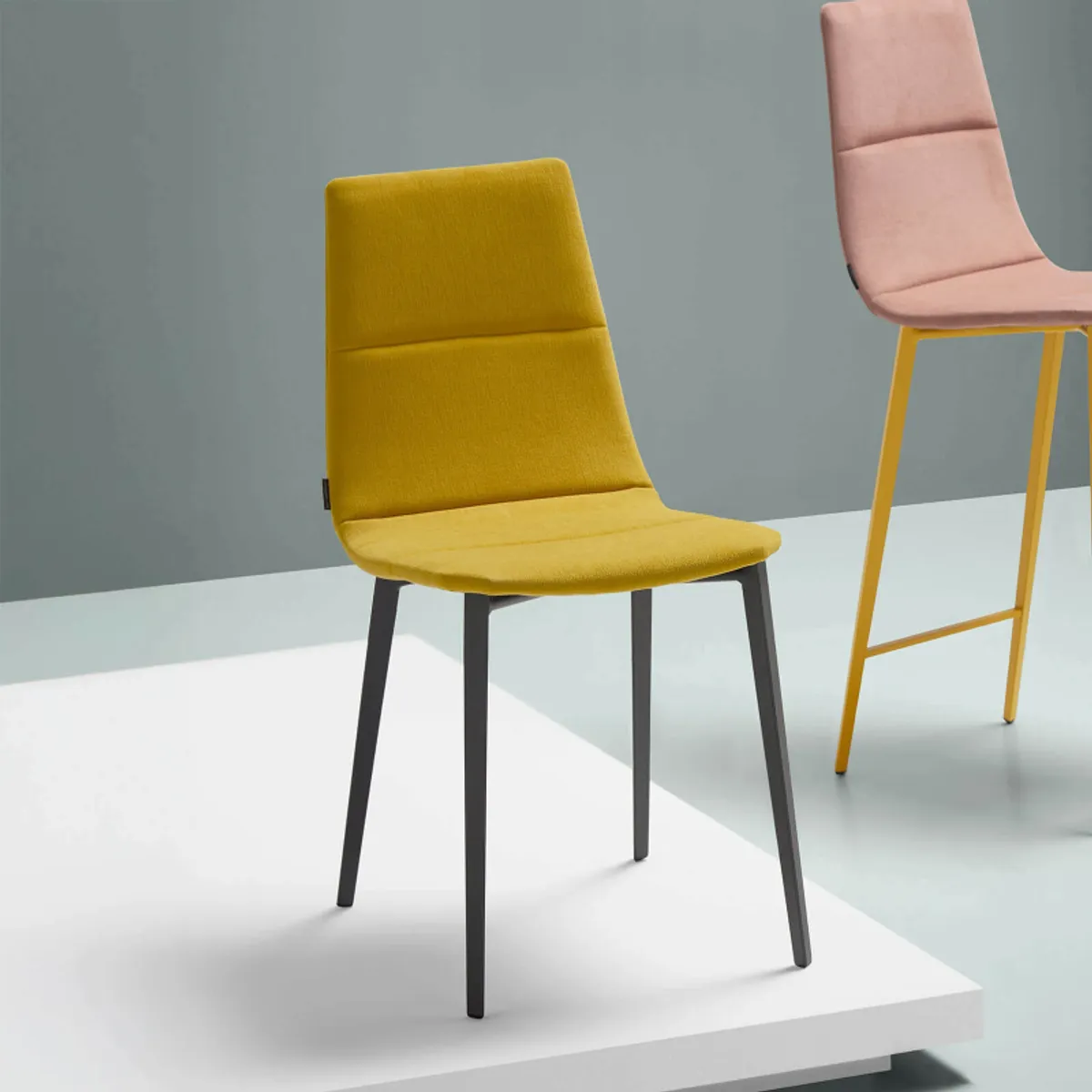 Salt Mobliberica® - Chaise avec coque matelassée en tissu et pieds métal — vue 3
