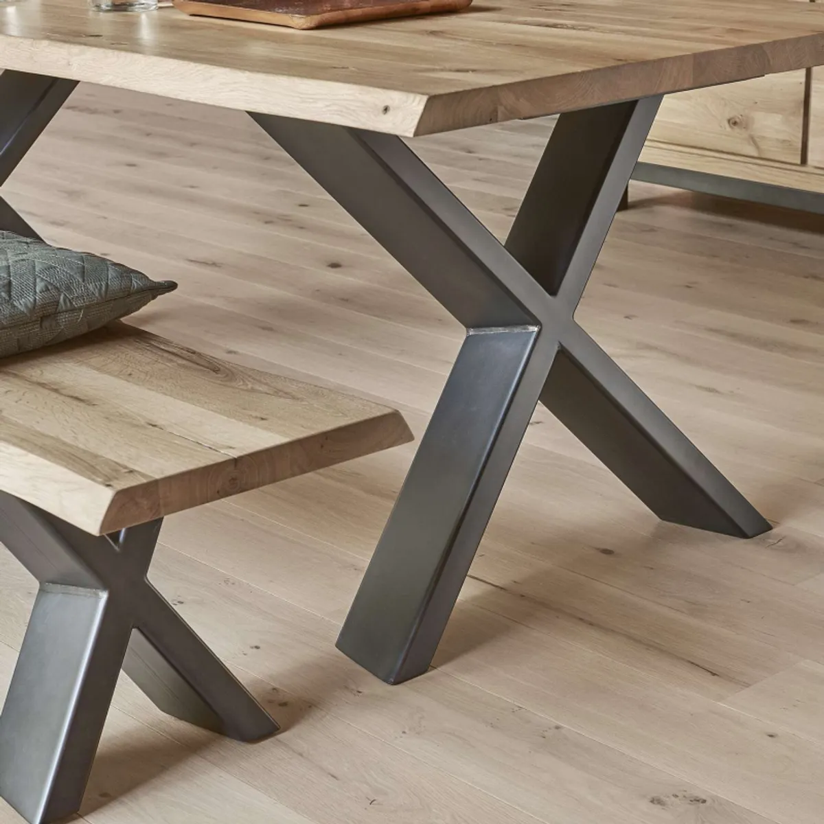 Carte - Table rectangulaire en chêne massif et piétement métallique en croix — vue 4