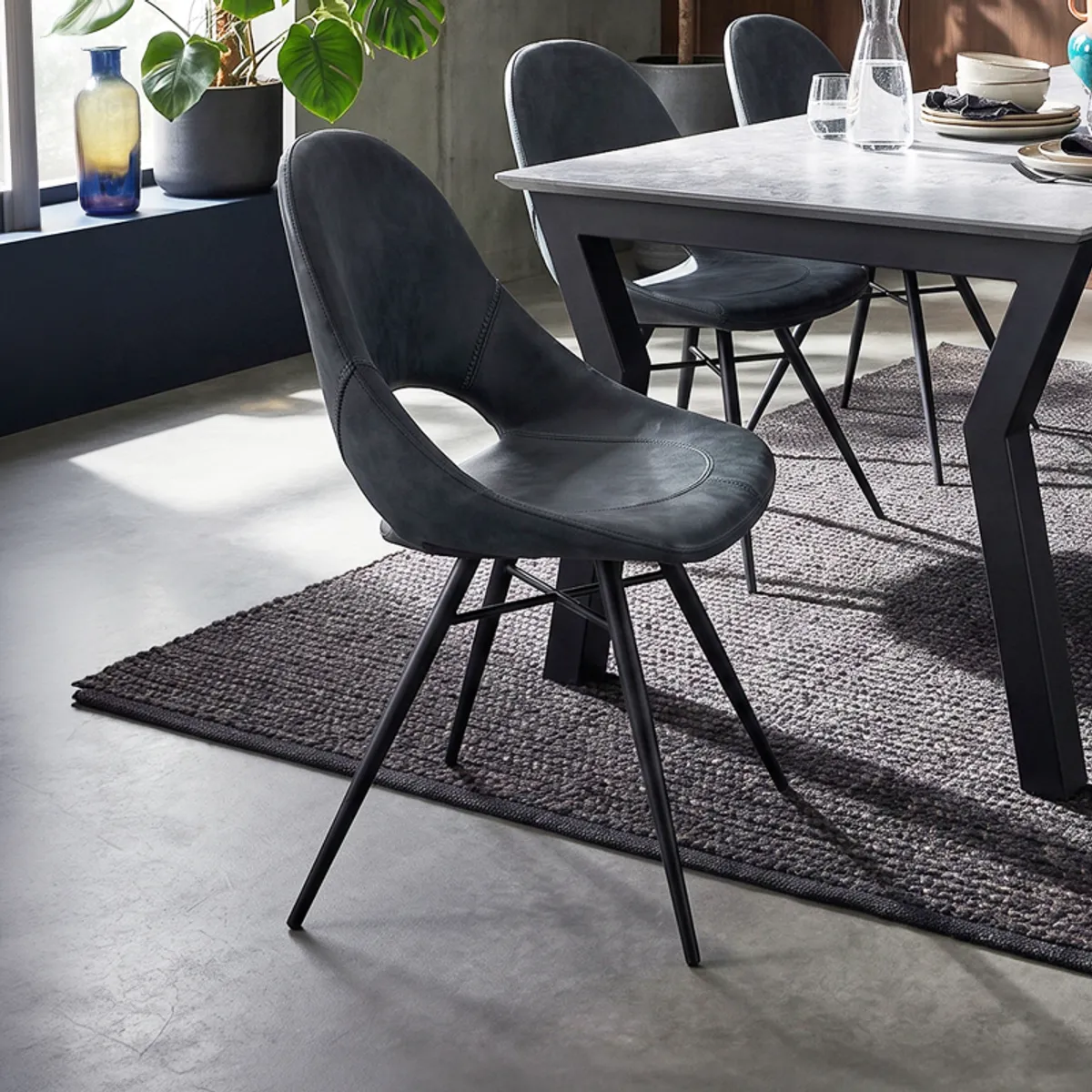 Isabelle - Chaise design avec coque ajourée en simili noir