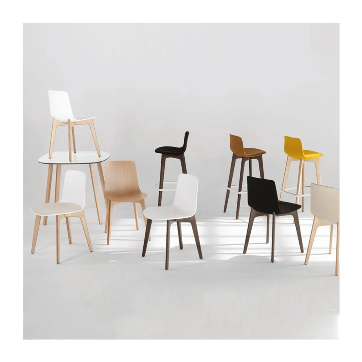 Lottus Enea® - Chaise design en polypropylène et pieds bois — vue 3