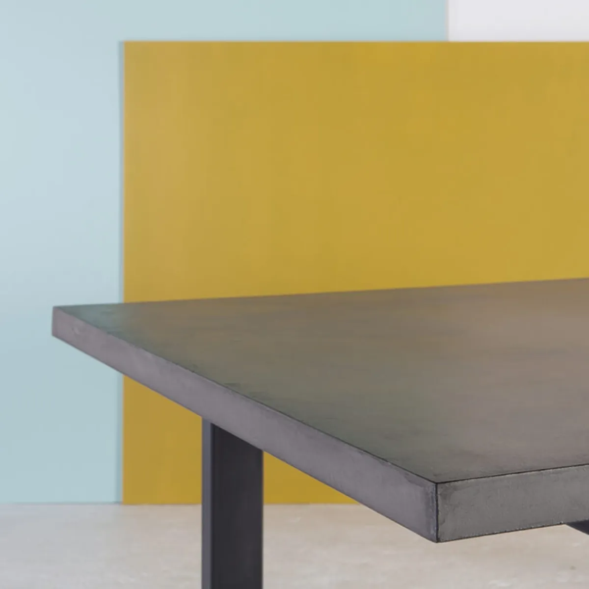 Eternelle - Table industrielle française en béton ciré pieds traîneau — vue 4
