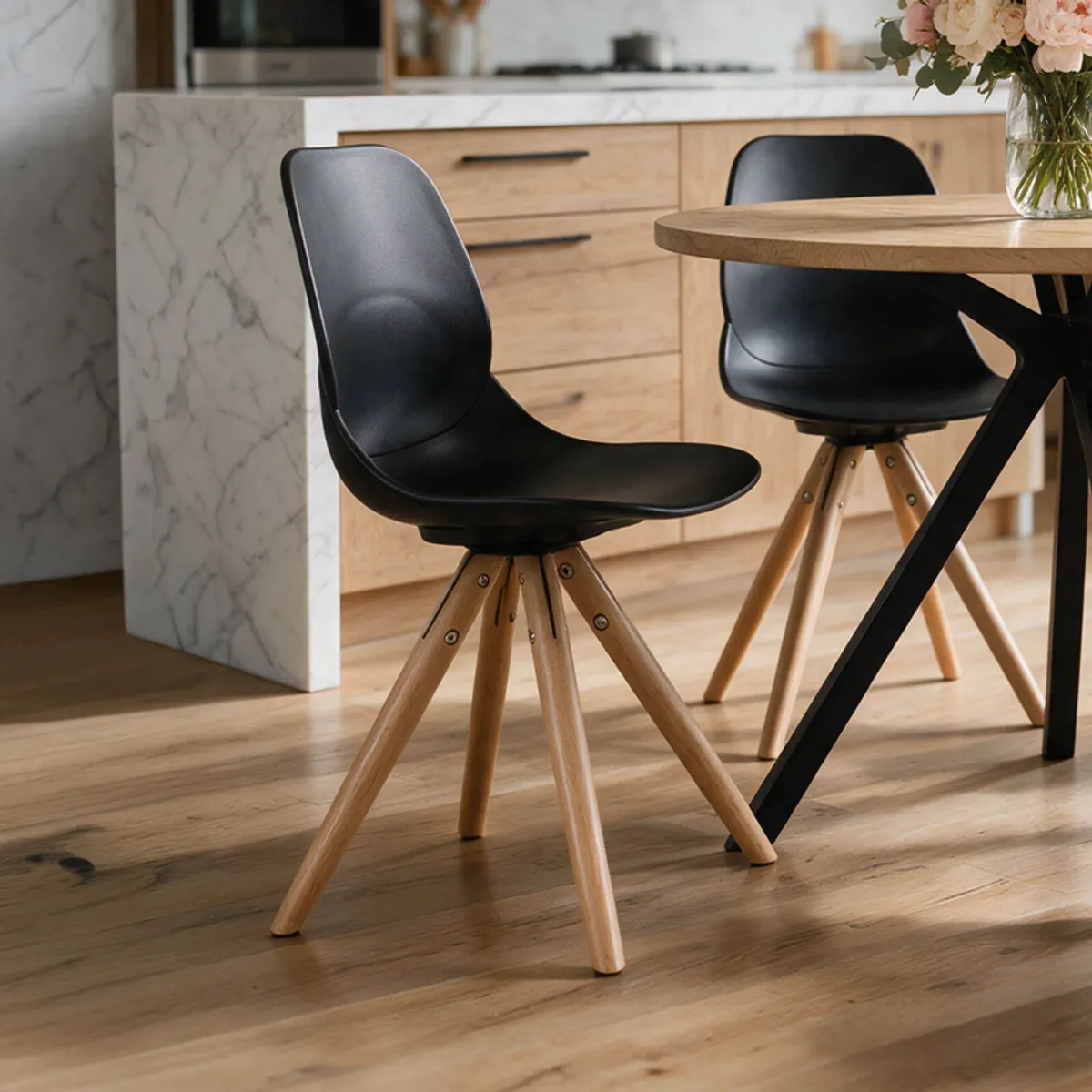 Victoire - Chaise design en polypropylène noir avec pieds en bois