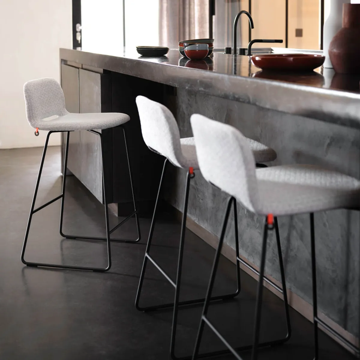 Pamp Mobitec ® - Tabouret snack design en tissu avec dossier bas et pieds en métal