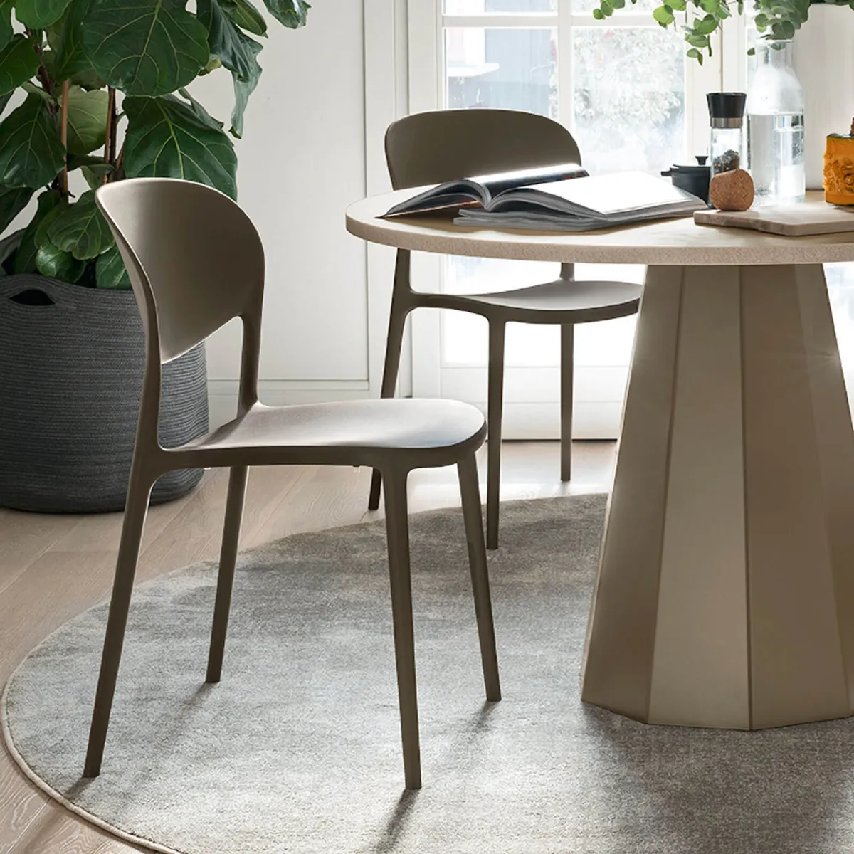 Abby Connubia® - Chaise italienne empilable en polypropylène recyclé sans accoudoirs