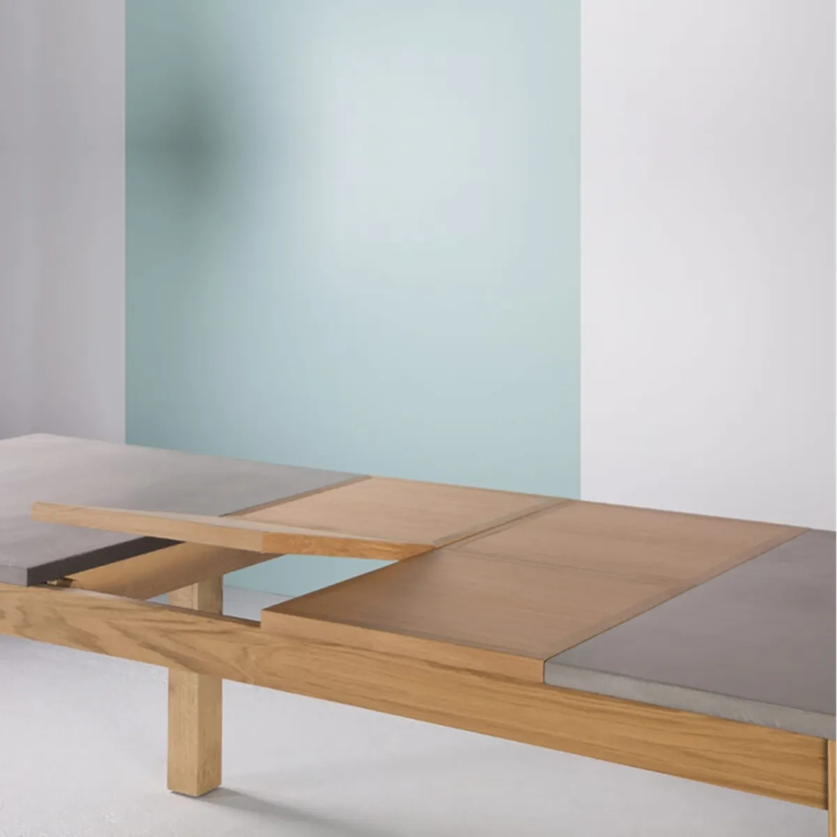 Repas - Table française extensible en béton ciré et bois massif — vue 5