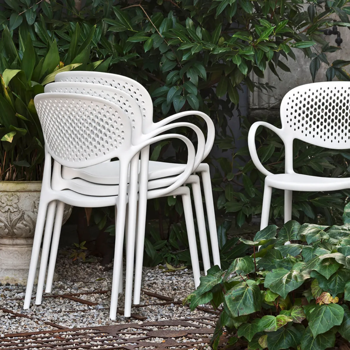 Abby Connubia® - Fauteuil de jardin empilable en polypropylène recyclé avec dossier microperforé — vue 4