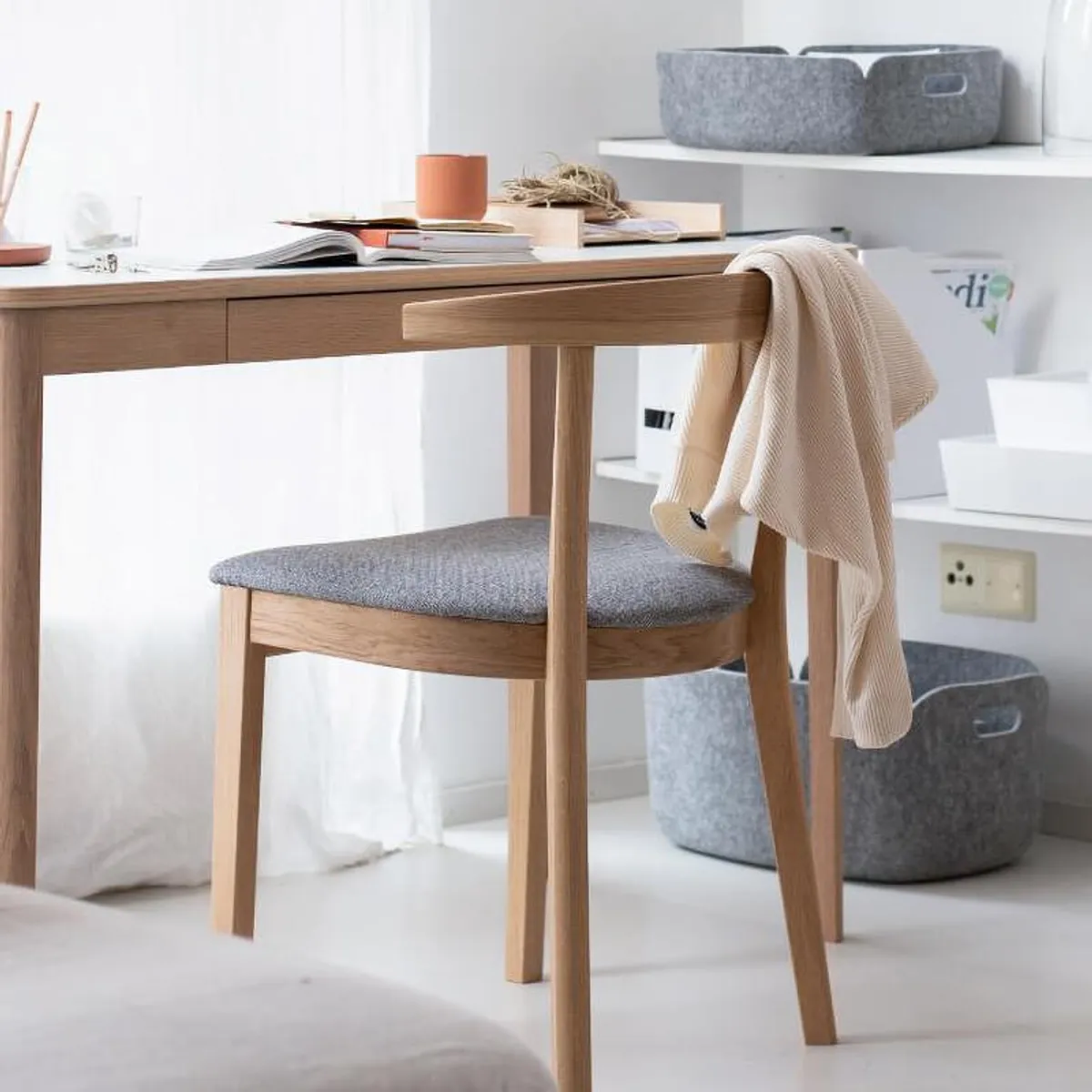 52 - Chaise en bois massif avec assise rembourrée — vue 4