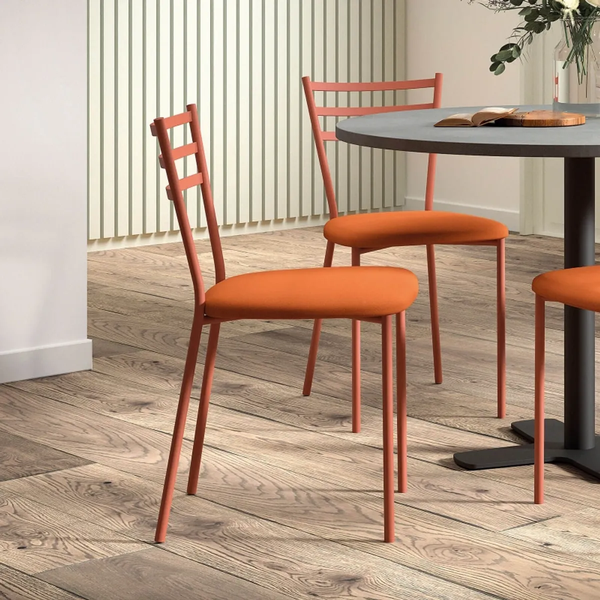 Romy - Chaise de cuisine avec assise rembourrée en simili et dossier en métal