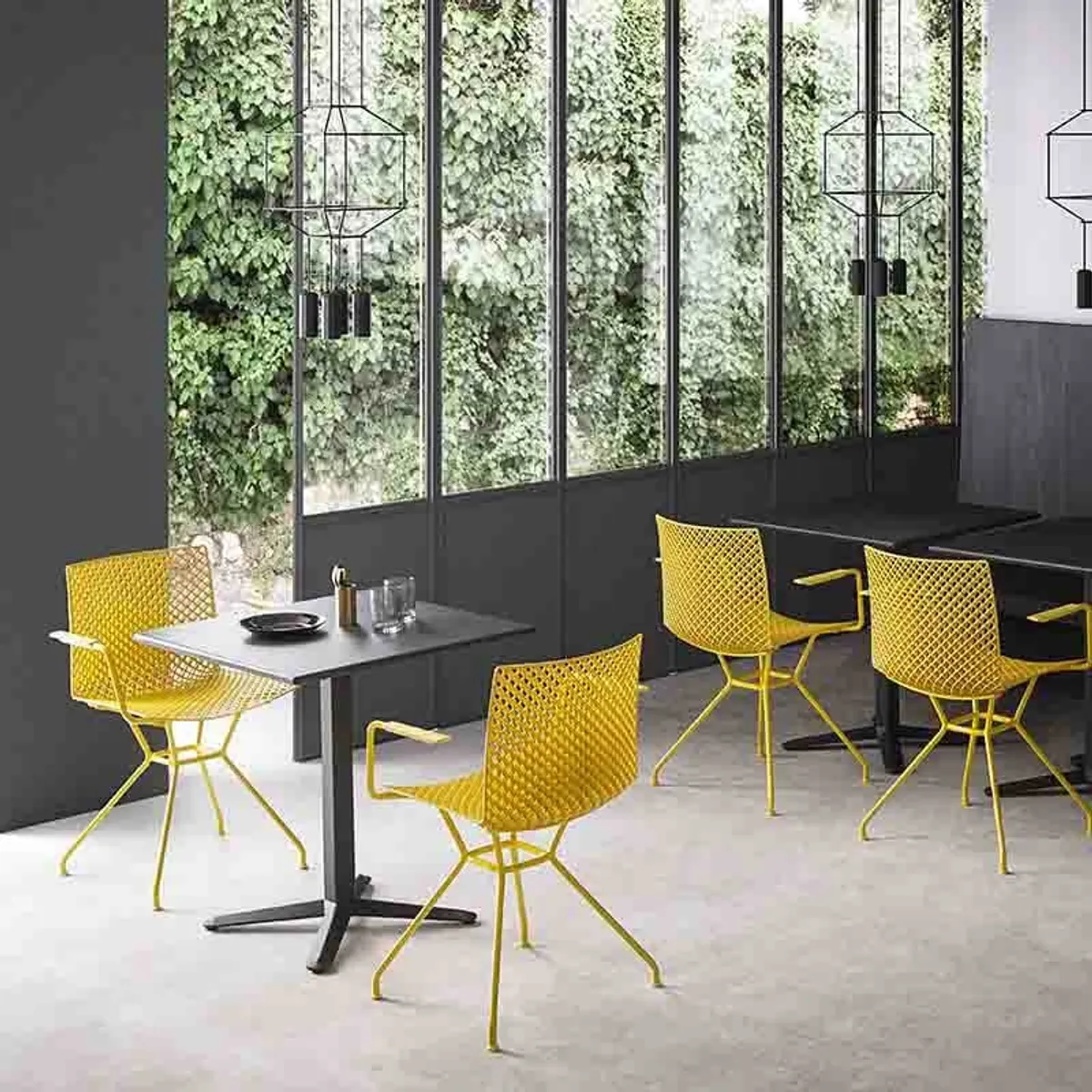 Fuller TCS - Chaise design italien avec accoudoirs et coque microperforée — vue 3