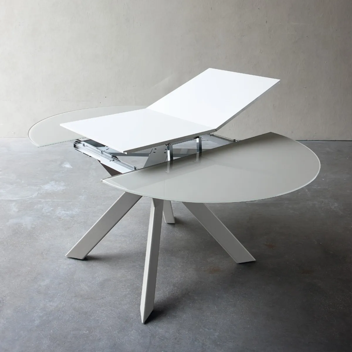 Zoe - Table ronde design extensible en verre extralight blanc et métal — vue 4