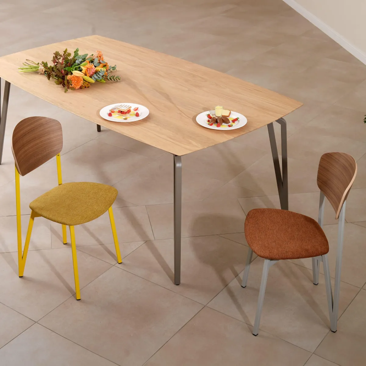 Artémis Carrier® - Chaise design française assise en tissu, dossier bois et pieds en métal — vue 4
