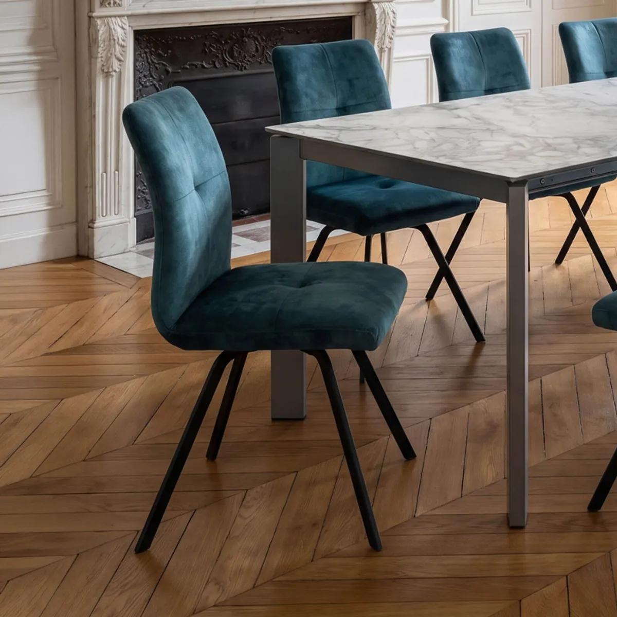 Adèle - Chaise confortable moderne en tissu avec pieds en métal