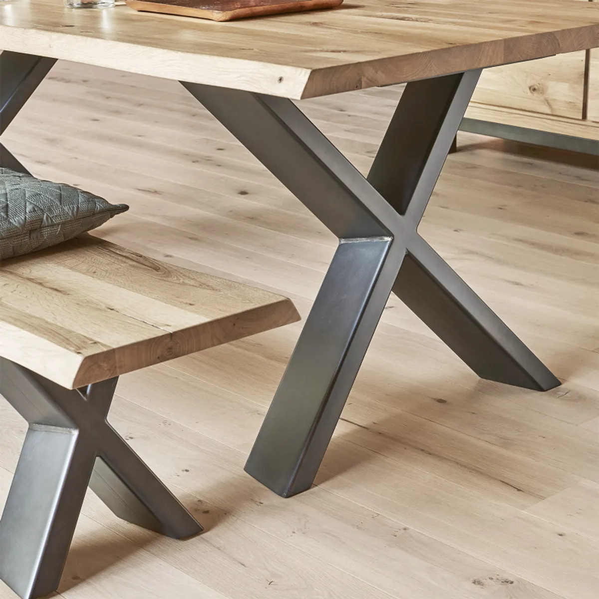Carte - Table rectangulaire en chêne massif et piétement métallique en croix — vue 4