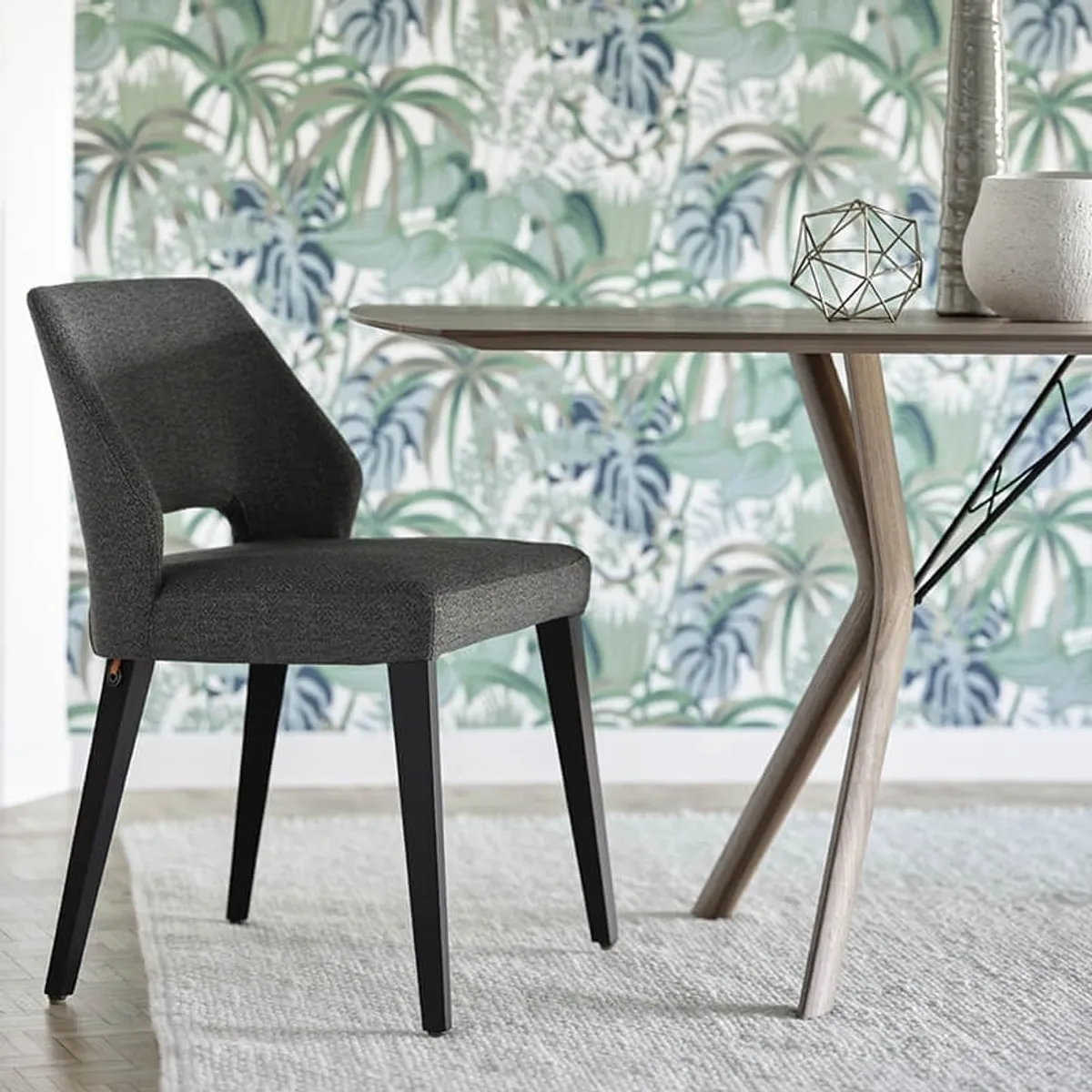 Lena Mobitec® - Chaise ajourée en tissu et pieds bois style moderne