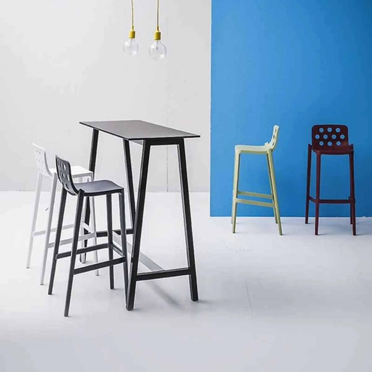 Isidoro - Tabouret de bar moderne empilable avec dossier ronds ajourés