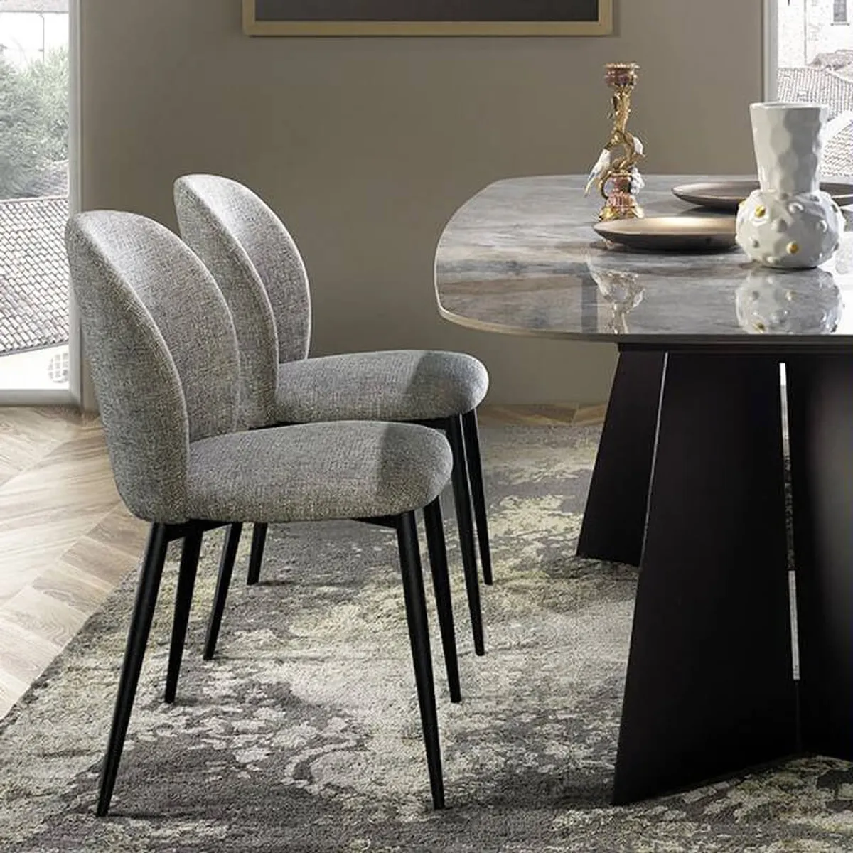 Odette - Chaise moderne avec dossier incurvé en tissu et pieds en métal