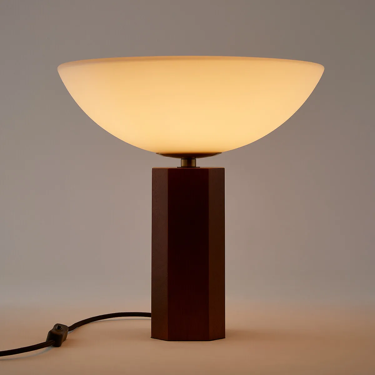 Lampe À Poser, En Verre Opalin Et Chêne, BRUA — vue 3